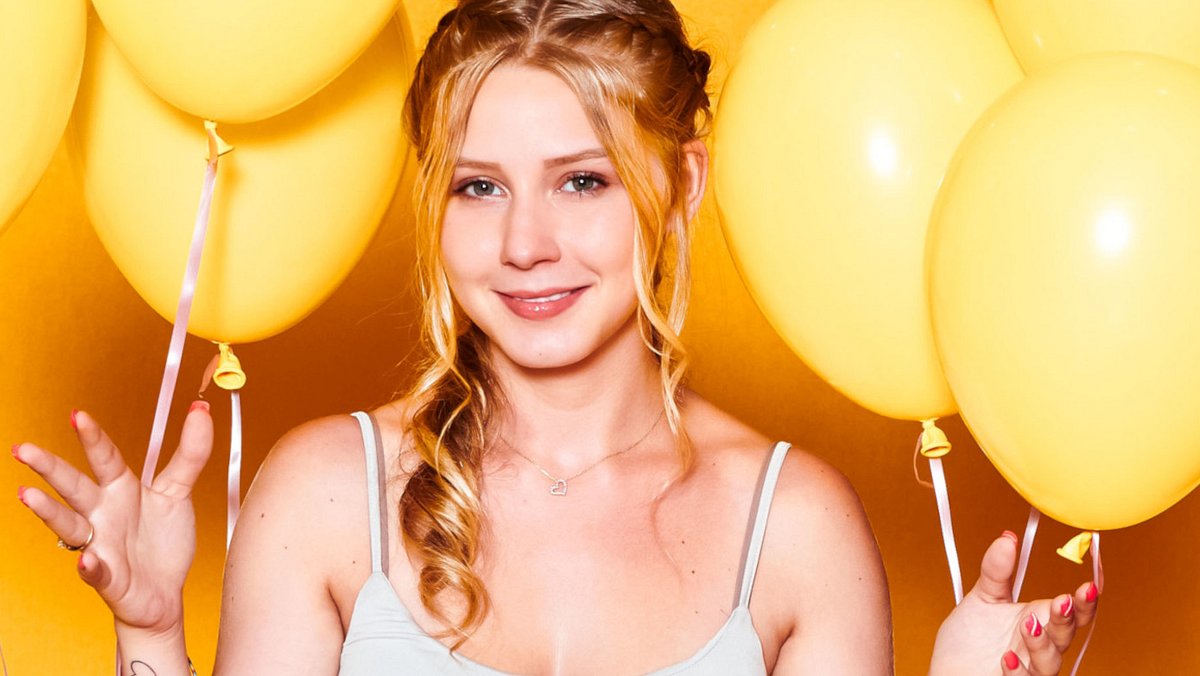 Loredana Wollny blickt in die Kamera