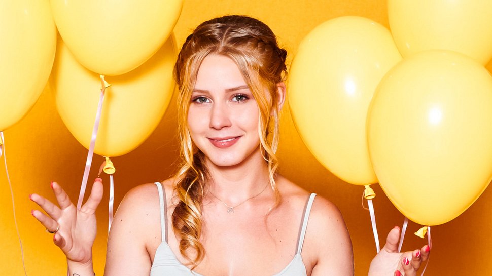 Loredana Wollny blickt in die Kamera - Foto: RTLZWEI