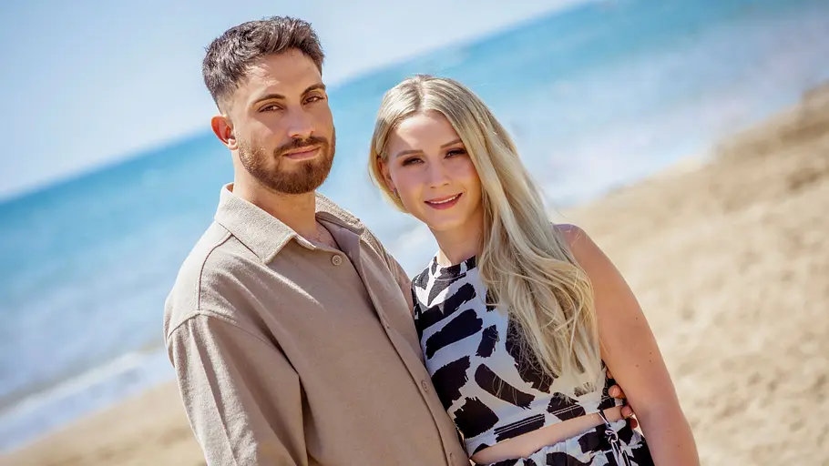 Loredana Wollny Loredana Wollny steht mit Ehemann Servet am Strand.