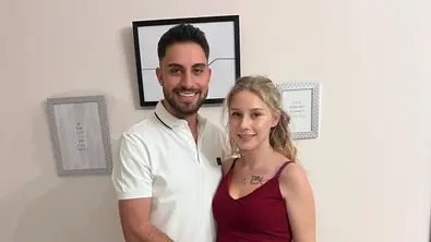 Servet und Loredana stehen nebeneinander und lächeln in die Kamera. - Foto: Instagram/@loredanawollny