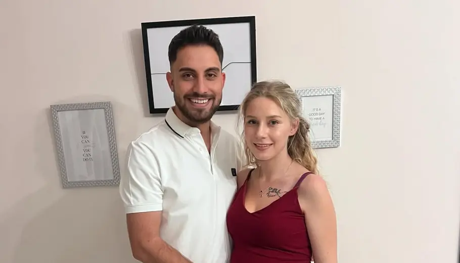 Loredana Wollny und Servet lächeln in die Kamera