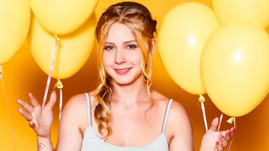 Loredana Wollny Loredana Wolly hält für ein Fotoshooting gelbe Luftballons in den Händen.