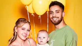 Loredana Wollny posiert mit Ehemann Servet und Sohn Aurelio vor gelben Luftballons. - Foto: RTLZWEI Loredana Wollny posiert mit Ehemann Servet und Sohn Aurelio vor gelben Luftballons. - Foto: RTLZWEI