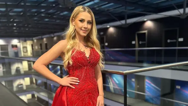Loredana Wollny posiert in einem roten Spitzenkleid an einem Geländer in einer Veranstaltungshalle. - Foto: Instagram/@ loredanawollny Loredana Wollny posiert in einem roten Spitzenkleid an einem Geländer in einer Veranstaltungshalle. - Foto: Instagram/@ loredanawollny
