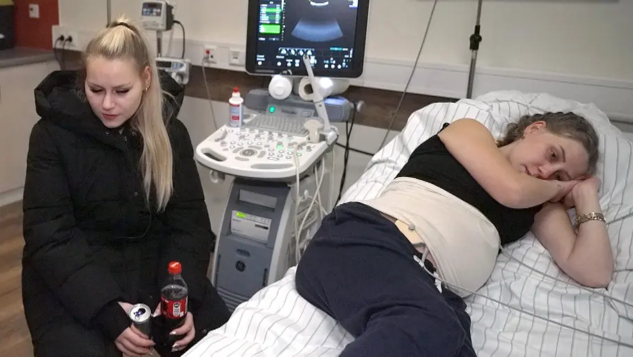 Loredana Wollny kriegt ihr Baby Loredana, im den aktuellen „Die Wollnys“-Folgen im achten Monat schwanger, liegt im Krankenhausbett.