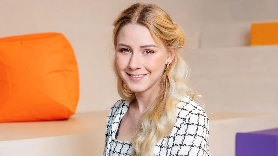 Loredana Wollny sitzt für ein Fotoshooting auf einer Treppe.