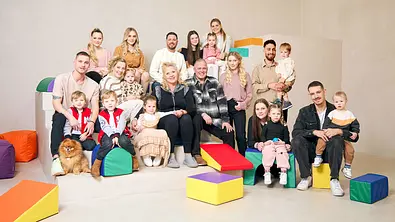 Silvia Wollny, Harald Loredana, Servet, Aurelio, Lavinia, Tim Katzenbauer und ihre Kinder sitzen für ein Fotoshooting zusammen. - Foto: RTL2