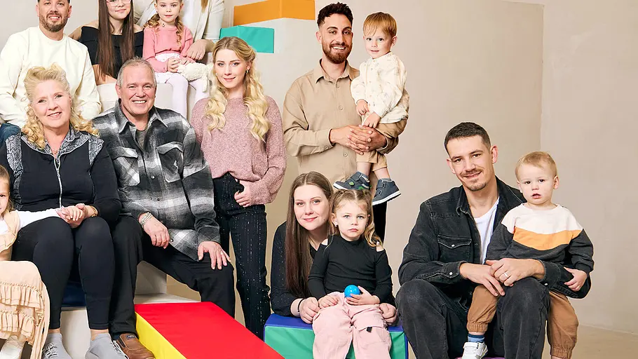 Silvia Wollny, Harald Loredana, Servet, Aurelio, Lavinia, Tim Katzenbauer und ihre Kinder sitzen für ein Fotoshooting zusammen.