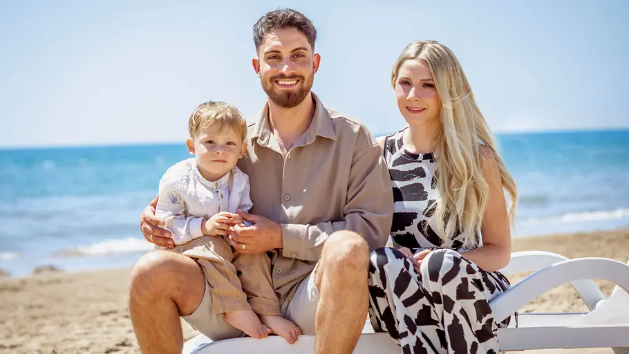 Loredana Wollny sitzt mit Servet und Aurelio am Strand.