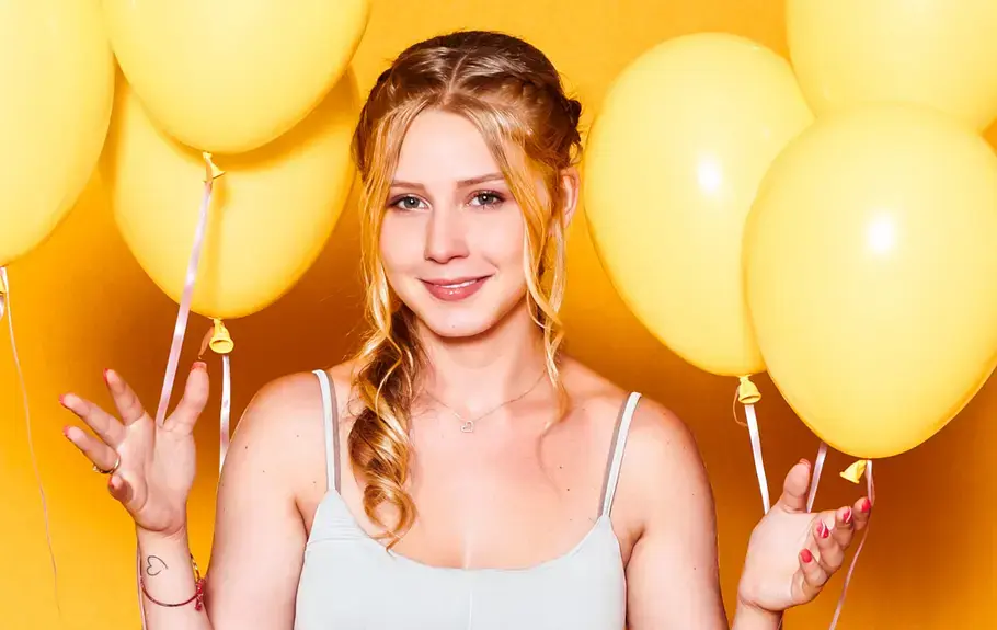 Loredana Wollny zu früh schwanger? Loredana Wollny ist von einer Reihe gelber Ballons umgeben.