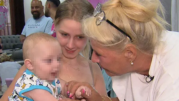 Silvia Wollny interagiert liebevoll mit Loredana Wollny Baby Aurelio. Damals waren die Wollny-Frauen noch nicht entzweit. - Foto: RTLZWEI Silvia Wollny interagiert liebevoll mit Loredana Wollny Baby Aurelio. Damals waren die Wollny-Frauen noch nicht entzweit. - Foto: RTLZWEI