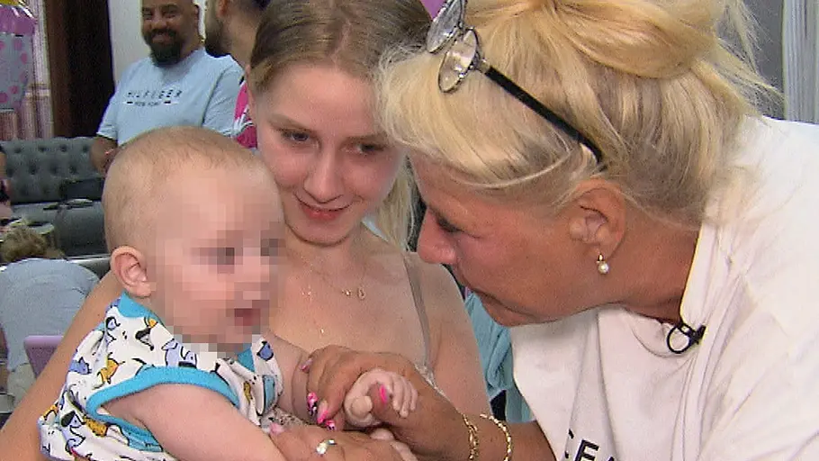 Loredana Wollny schwanger: Reaktion Silvia Wollny Silvia Wollny interagiert liebevoll mit Loredana Wollny Baby Aurelio. Damals waren die Wollny-Frauen noch nicht entzweit.