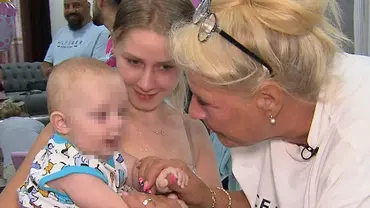 Loredana Wollny hält Sohn Aurelio im Arm, während dieser seine Oma Silvia anschaut. - Foto: RTLZWEI Loredana Wollny hält Sohn Aurelio im Arm, während dieser seine Oma Silvia anschaut. - Foto: RTLZWEI