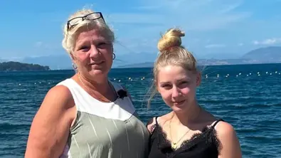 Ein Bild aus besseren Tagen: Silvia Wollny und Loredana stehen lächelnd vor Meereskulisse.  - Foto: Instagram.com/loredanawollny