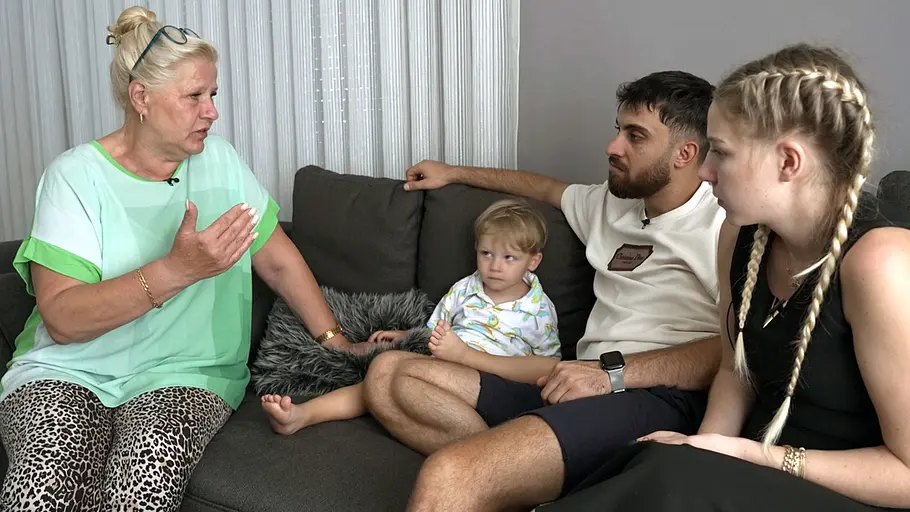 Silvia Wollny sitzt mit einem Kind sowie Servet und Loredana auf einer Couch.