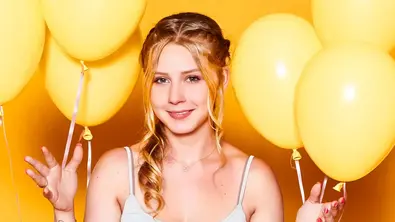 Loredana Wollny posiert mit gelben Luftballons. - Foto: RTLZWEI