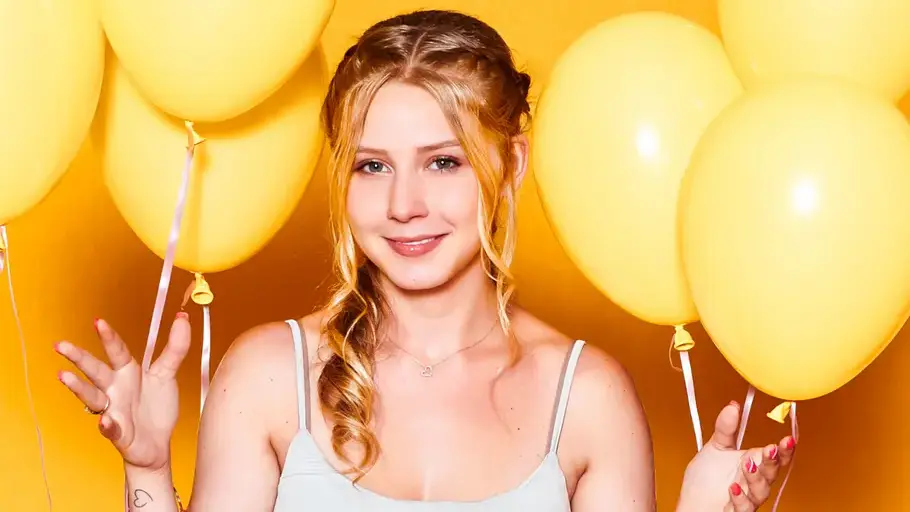 Loredana Wollny Loredana Wollny posiert mit gelben Luftballons.