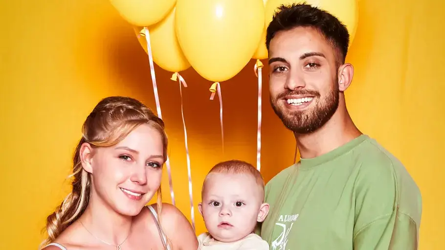 Loredana Wollny mit Ehemann Servet Loredana Wollny posiert mit Ehemann Servet und Sohn Aurelio vor gelben Luftballons.