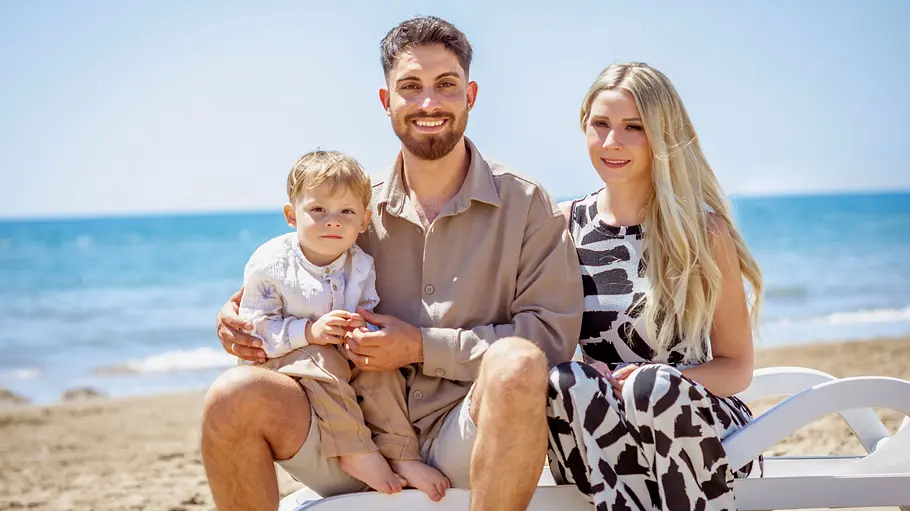Loredana Wollny mit Ehemann Servet und Sohn Aurelio Loredana Wollny posiert mit Ehemann Servet und Sohn Aurelio am Strand für ein Foto.