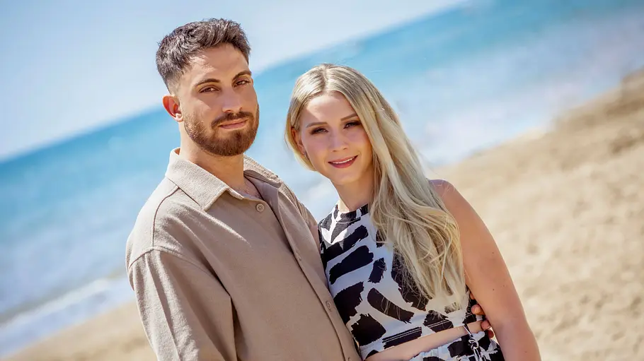 Loredana Wollny und Servet am Strand Loredana Wollny und Servet posieren am Strand.