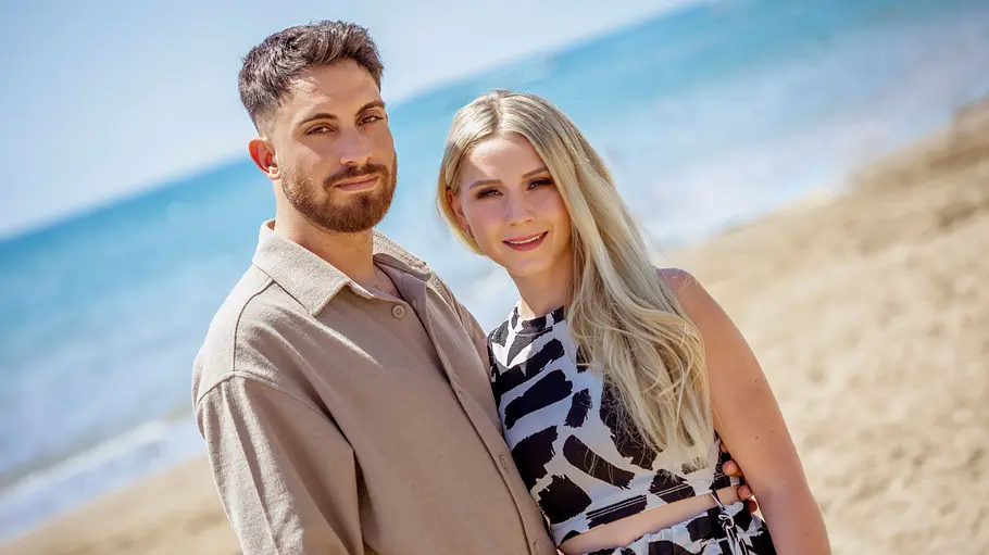 Loredana Wollny und Servet posieren am Strand. 