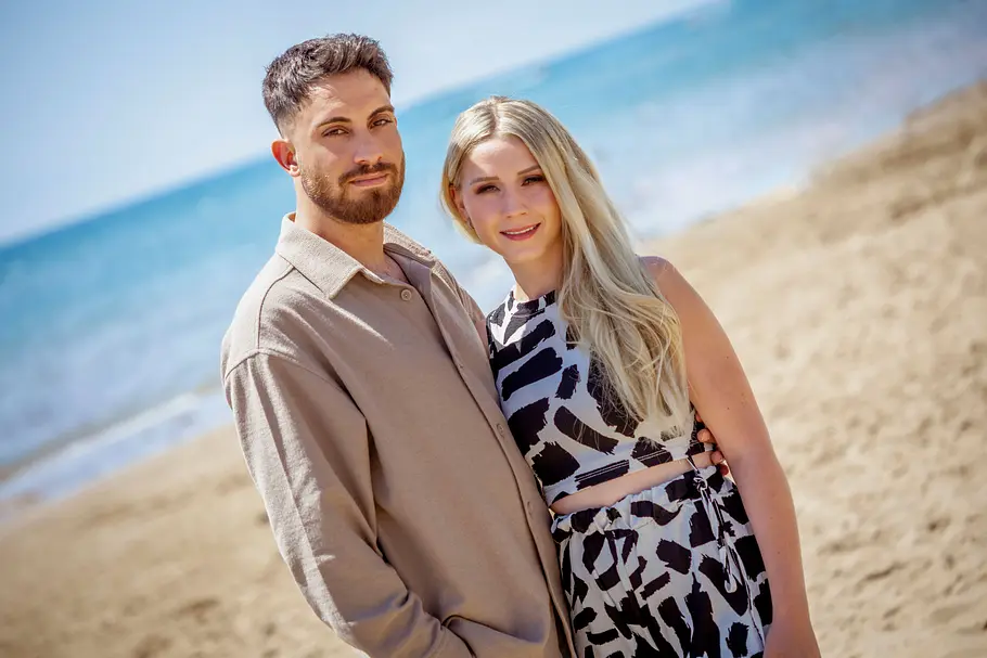 Loredana Wollny und Servet Loredana Wollny und Servet posieren am Strand.