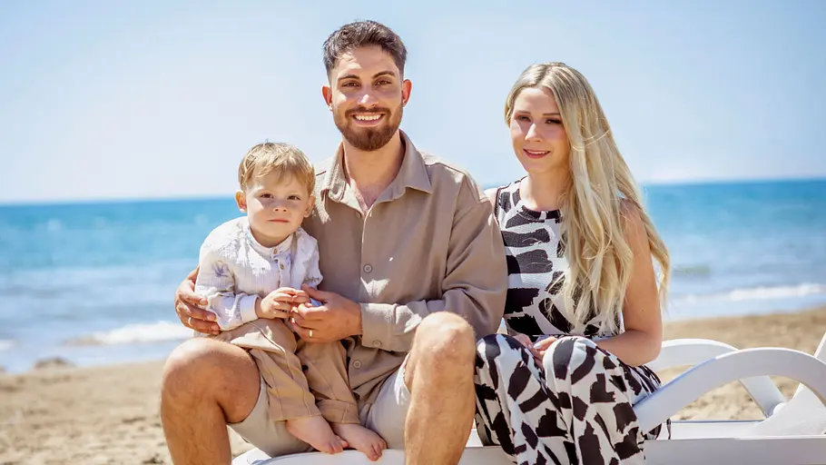Reality-TV-Star Loredana Wollny mit Ehemann Servet und ihrem Kind bei einem Familienfoto am Strand