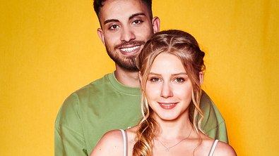 Loredana Wollny und Servet stehen Arm in Arm - Foto: RTLZWEI