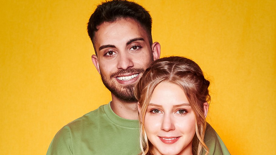 Loredana Wollny und Servet stehen Arm in Arm