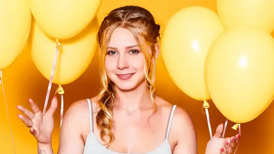 Loredana Wollny Loredana Wolly hält für ein Fotoshooting gelbe Luftballons in den Händen.