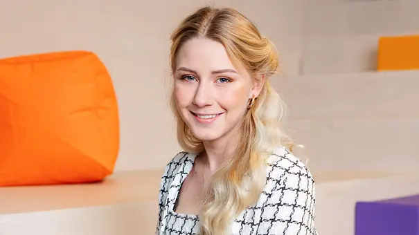 Loredana Wollny sitzt für ein Fotoshooting der Serie „Die Wollnys“ vor bunten Elementen.  - Foto: RTL2