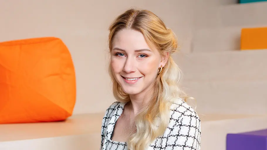 Loredana Wollny sitzt für ein Fotoshooting der Serie „Die Wollnys“ vor bunten Elementen. 