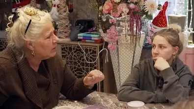 Silvia Wollny sitzt gemeinsam mit Tochter Loredana am Esstisch.  - Foto: RTL2