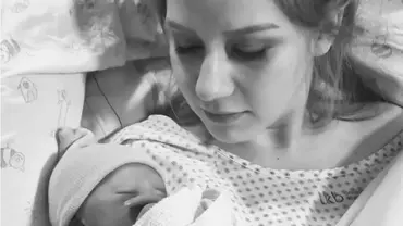 Ein Schwarzweiß-Foto von Loredana Wollny mit ihrem ersten Baby im Jahr 2022 - Foto: Instagram.com/wollnysilvia/
