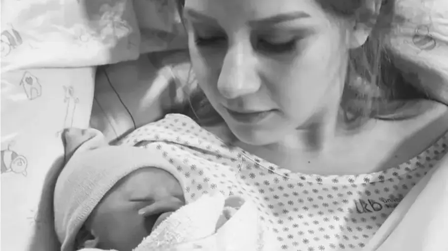 Loredana Wollny Baby Ein Schwarzweiß-Foto von Loredana Wollny mit ihrem ersten Baby im Jahr 2022