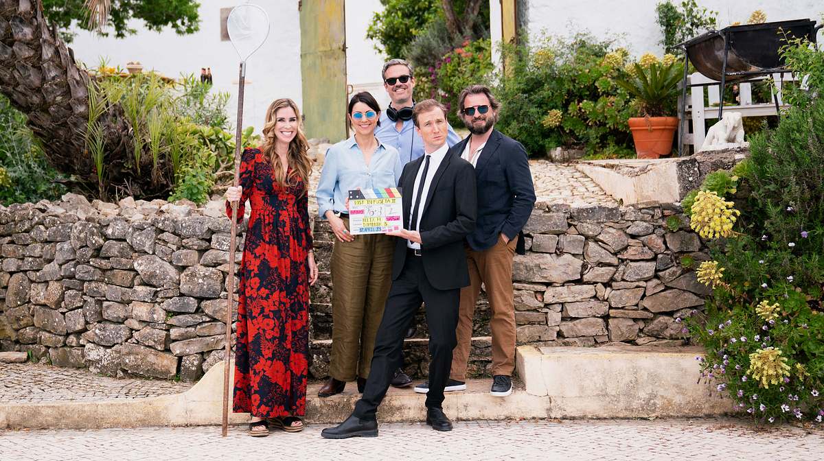 Jan Krauter (Mitte) und das Team von „Lost in Fuseta – Spur der Schatten“ bei den Dreharbeiten an der Algarve (ARD / Degeto)
