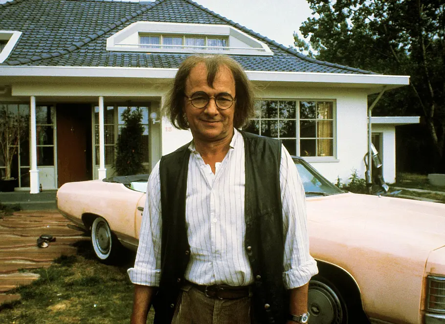 Lou Landré steht als Werner van Kooten vorm neuen Haus der Flodders. 
