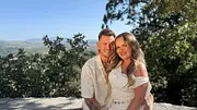 Loucia und Dominik bei „Temptation Island“ lächeln in die Kamera - Foto:  RTL+