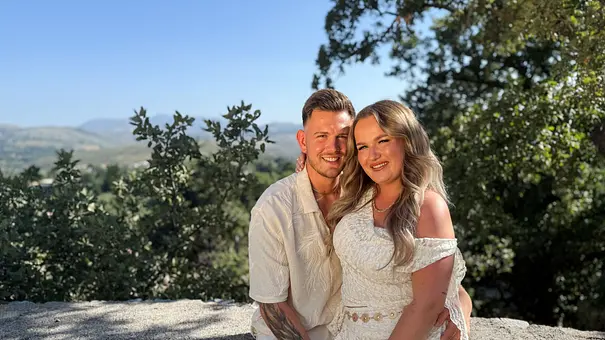 Loucia und Dominik bei „Temptation Island“ lächeln in die Kamera - Foto: RTL+ Loucia und Dominik bei „Temptation Island“ lächeln in die Kamera - Foto: RTL+