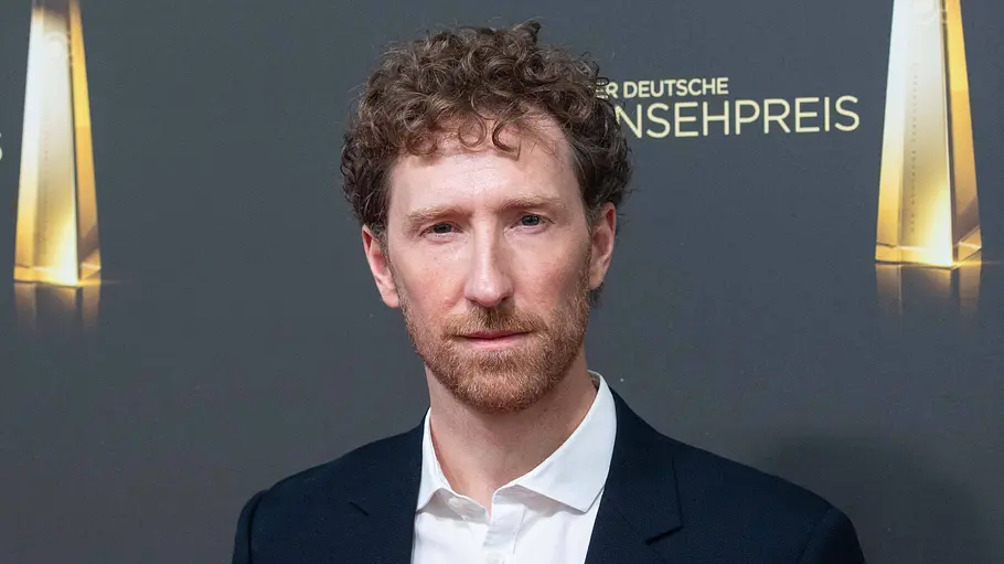 Louis Klamroth beim Deutschen Fernsehpreis Louis Klamroth in dunklem Anzug und weißem Hemd vor einer Fotowand beim Deutschen Fernsehpreis