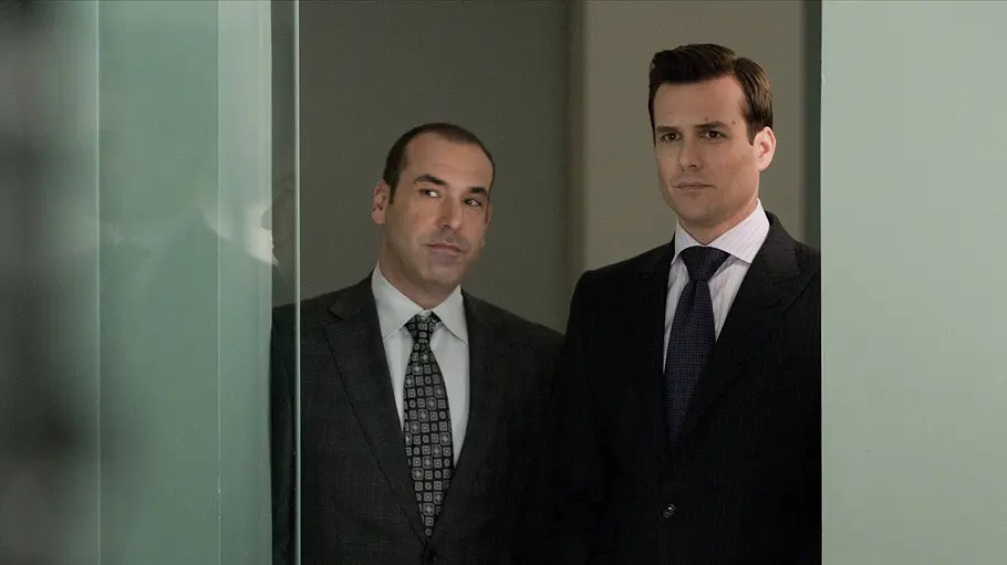 Anwaltsserie Suits Suits-Anwalt Louis Litt brillant und exzentrisch zugleich, dargestellt von Schauspieler Rick Hoffman