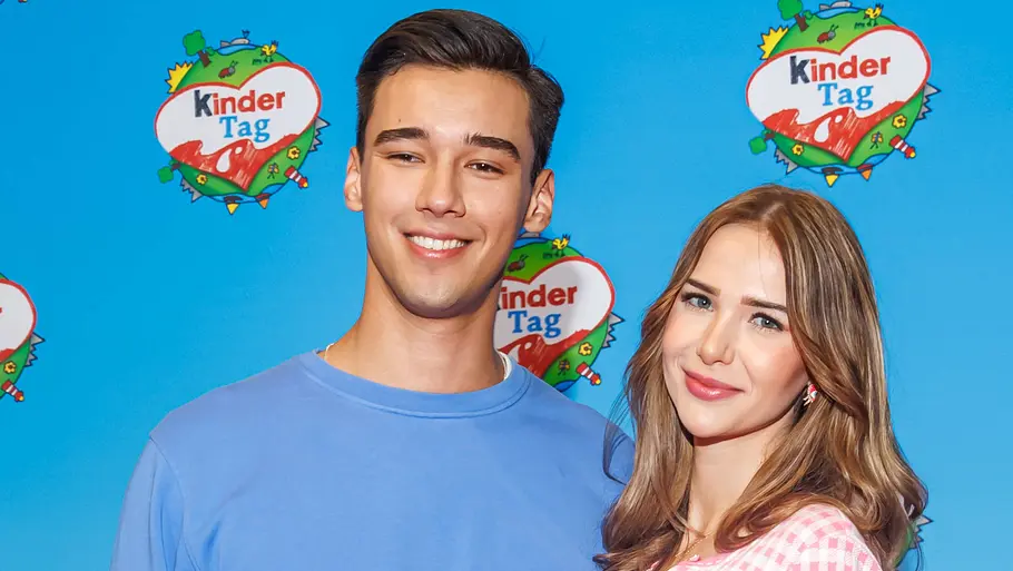 Diego Pooth und Louisa Büscher Diego Pooth und Louisa Büscher posieren auf dem roten Teppich.