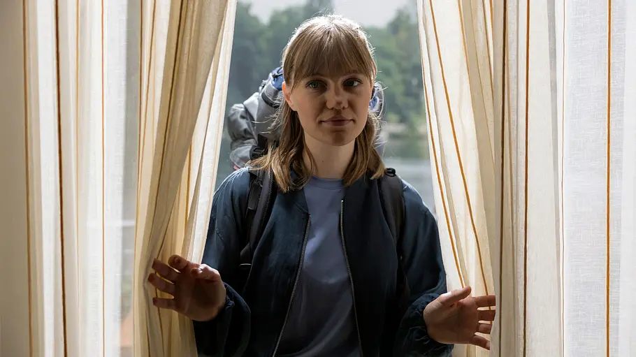 Louise Sophie Arnold muss das Publikum erst von sich überzeugen. Lisa Schroth (Louise Sophie Arnold) ist aus Wien gekommen, um mit ihrem Bruder Jakob eine Überraschung zum Hochzeitstag ihres Vaters Roland Heilmann und Kathrin Globisch vorzubereiten.