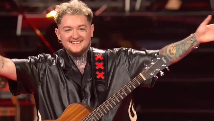 Kandidat Louk Jones freut sich nach seiner Performance bei The Voice of Germany 