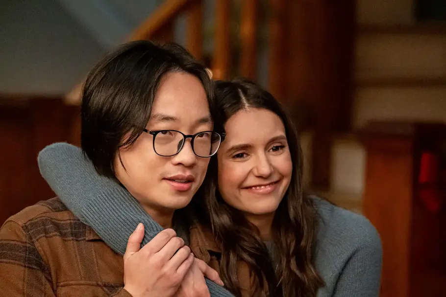 Love Hard Jimmy O. Yang als Josh Lin und Nina Dobrev als Natalie Bauer umarmen sich. Beide schauen freundlich.