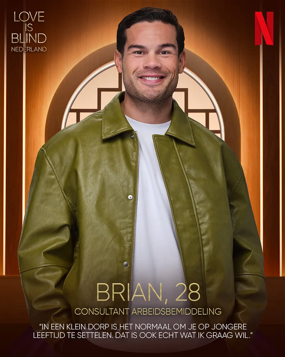 Love is Blind: Netherlands-Kandidat Brian Alter, Beruf Brian lächelt in olivgrüner Jacke und weißem Shirt. Auf dem goldbraunen Werbemotiv stehen „Love is Blind Nederland“ und „Brian, 28“.