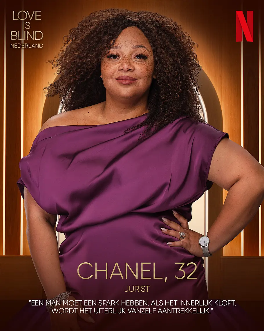 Love is Blind: Netherlands-Kandidat Chanel Alter, Beruf Chanel posiert mit Locken und violettem Kleid, eine Hand an der Hüfte. Auf dem goldbraunen Hintergrund steht „Love is Blind Nederland“.