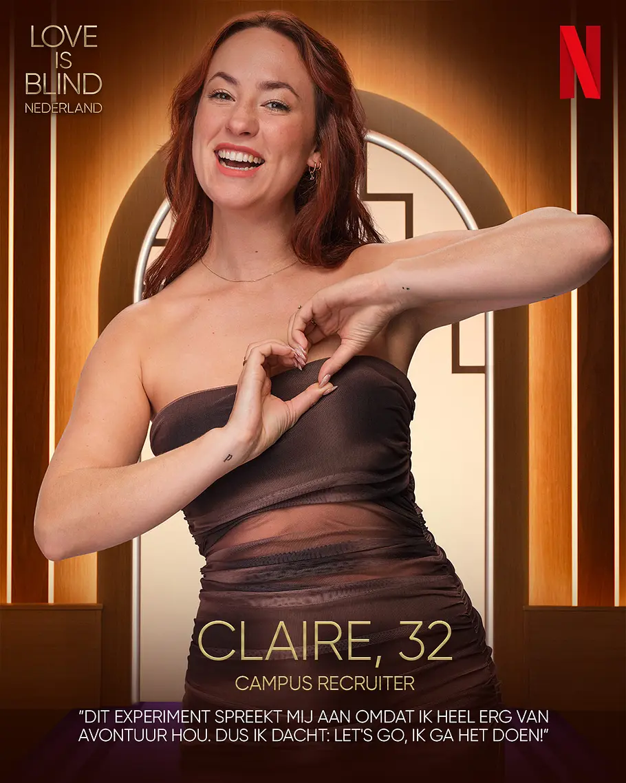 Love is Blind: Netherlands-Kandidat Claire Alter, Beruf Claire lächelt im trägerlosen braunen Kleid und formt mit den Händen ein Herz. Daneben stehen „Love is Blind Nederland“ und das Netflix-Logo.