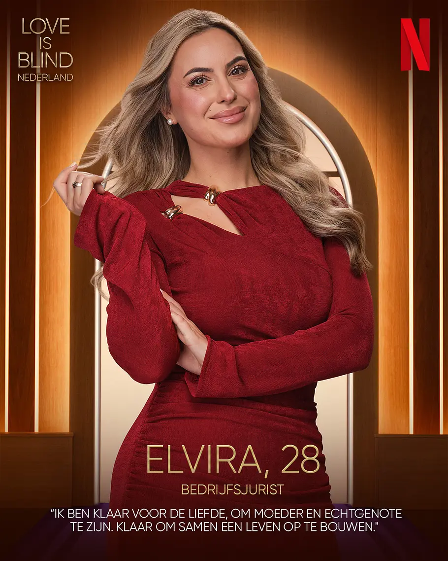 Love is Blind: Netherlands-Kandidat Elvira Alter, Beruf Elvira posiert mit langen, welligen Haaren im roten Kleid vor goldenem Hintergrund. Oben stehen „Love is Blind Nederland“ und das Netflix-Logo.