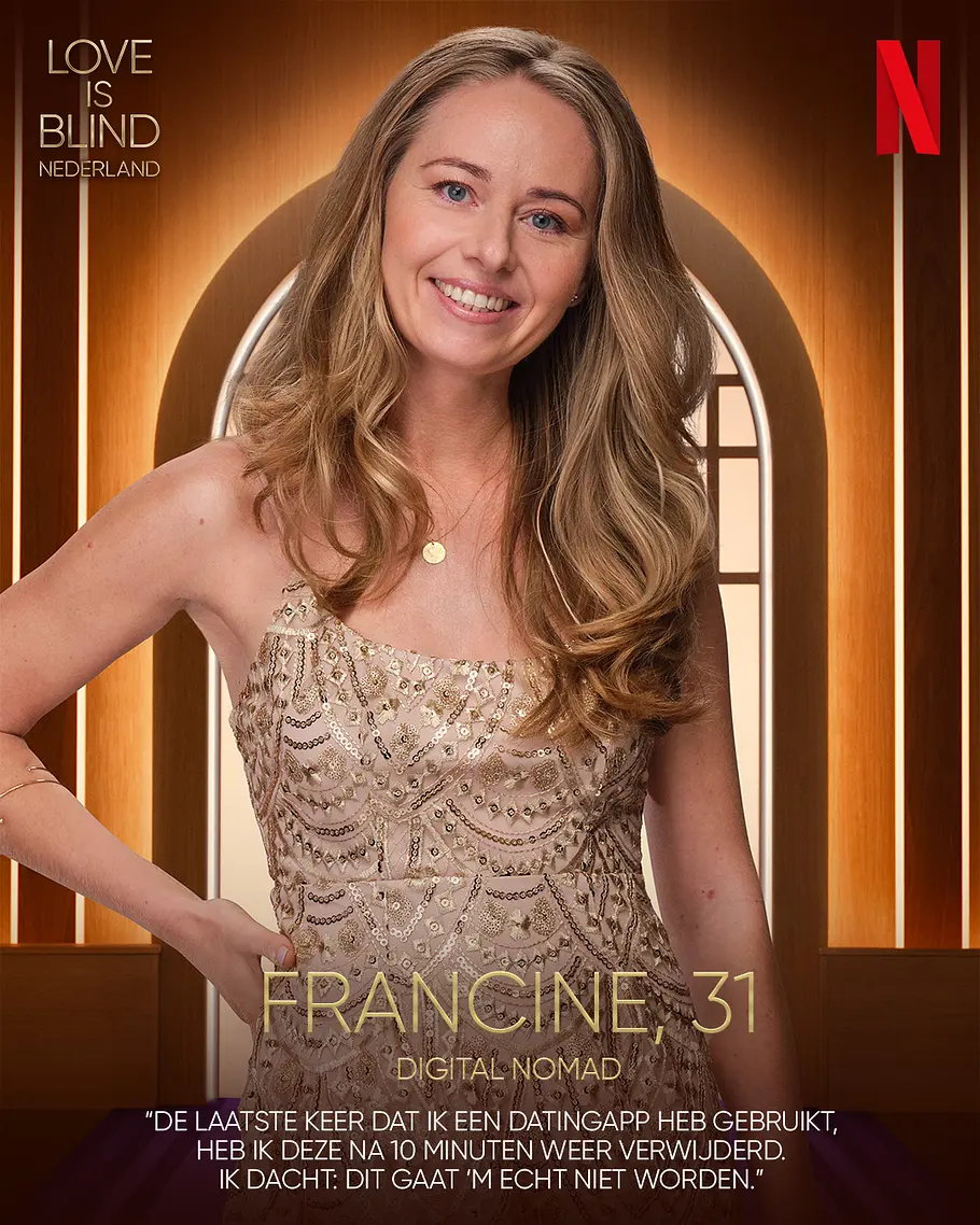 Love is Blind: Netherlands-Kandidat Francine Alter, Beruf Francine lächelt in einem goldfarben bestickten Kleid vor einem Torbogen. Auf dem Porträt steht „Love is Blind Nederland“.